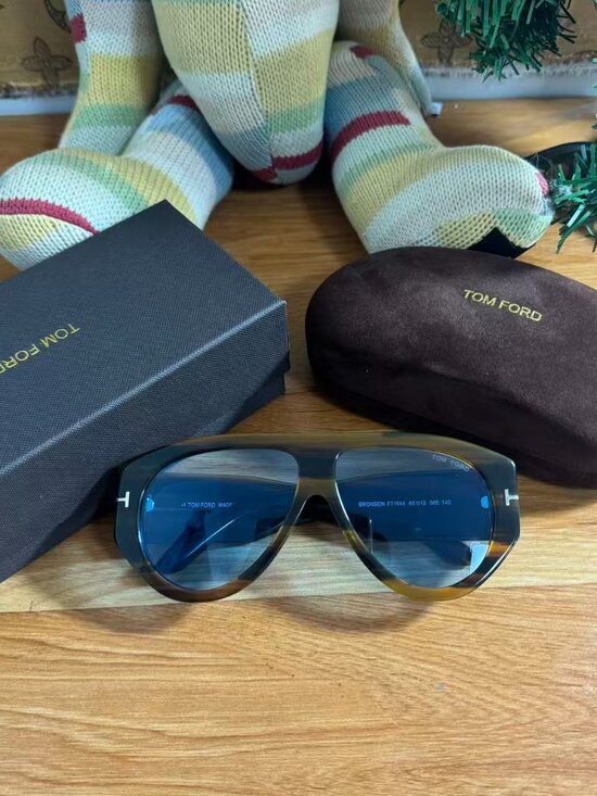 Tom Ford Bronson FT1044 Tortoiseshell Aviator Sunglasses with Gradient Blue Lens main image 6